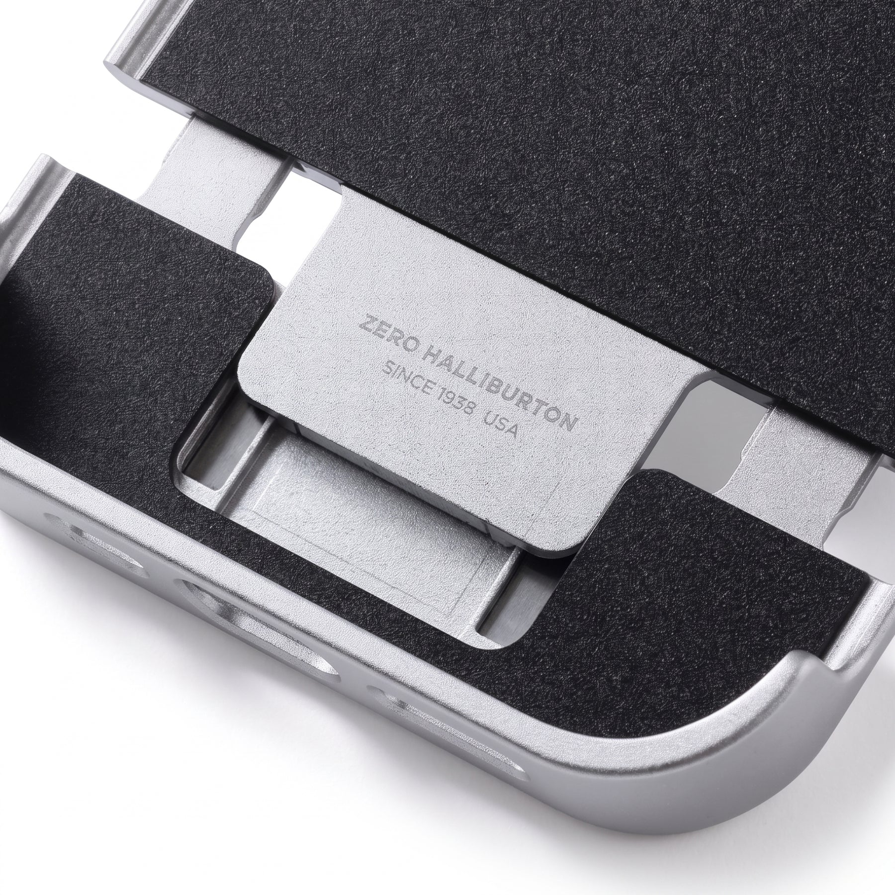 Accessories | Heritage Line Case for iPhone 17 Limited Edition（6.3inch: 2レンズ）81715